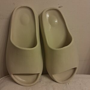 Cream colored Slides Slippers Women Size 42-43, US Size 9 Same Material as Crocs